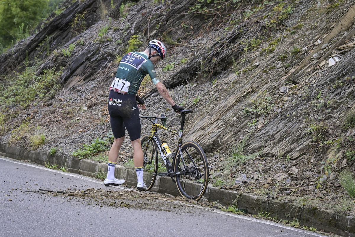 Condizioni di Van Aert: l’infortunio è serio, addio sogno mondiale