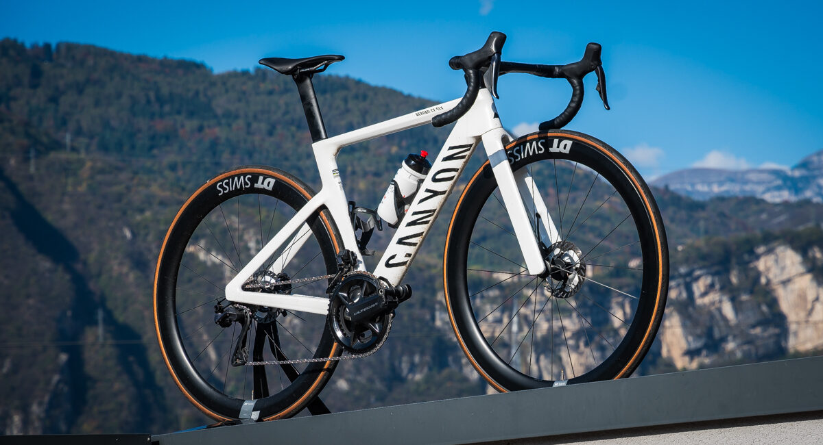 TEST - Canyon Aeroad CF SLX 8 Di2: la bici smart che fa pace con il suo passato